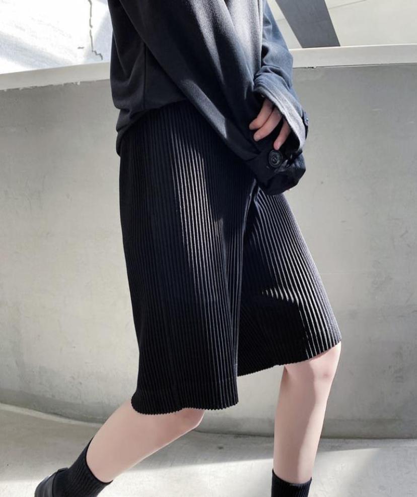 

EWQ men039s wear Summer new 2020 pleated fabric black loose shorts for male korean trendy male039s casual knee length pant1798906