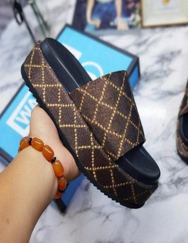 

2021 Designer women slippers fashion Beach Thick bottom slipper luxury platform Alphabet lady Sandals Leather High heel slippery L4676681, Lightgreen