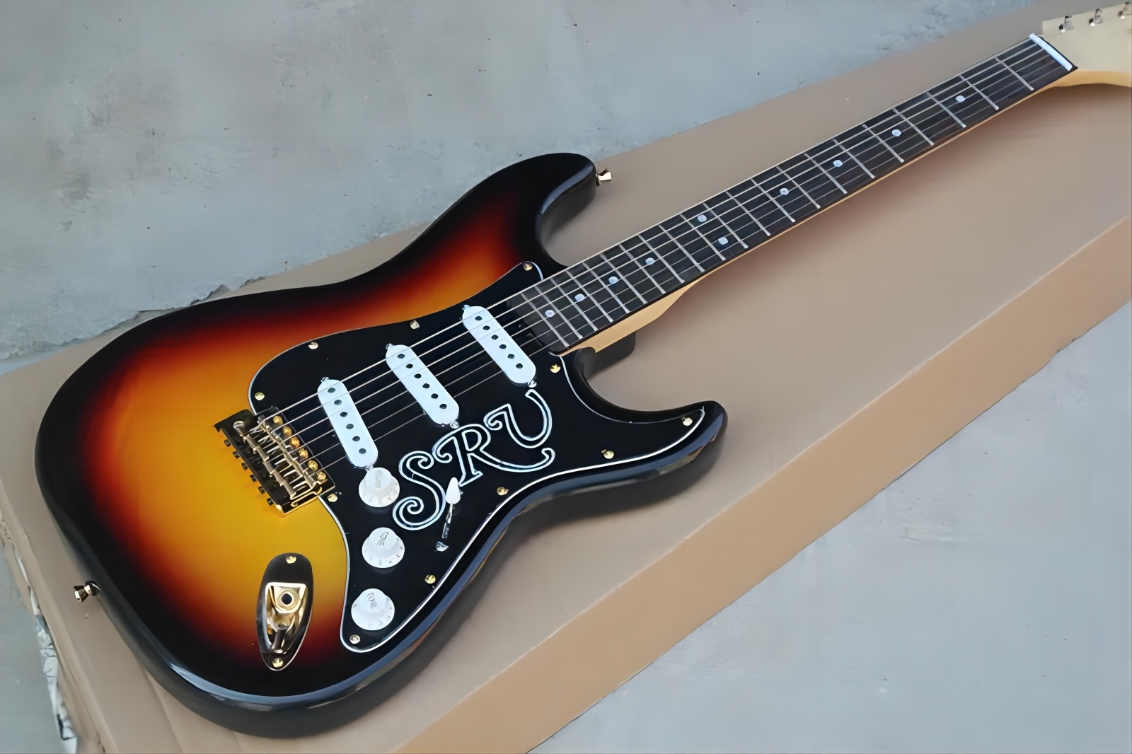 

Factory Custom Tobacco Sunburst Electric Guitar with Rosewood Fretboard,Black Pickguard,Gold Hardw258