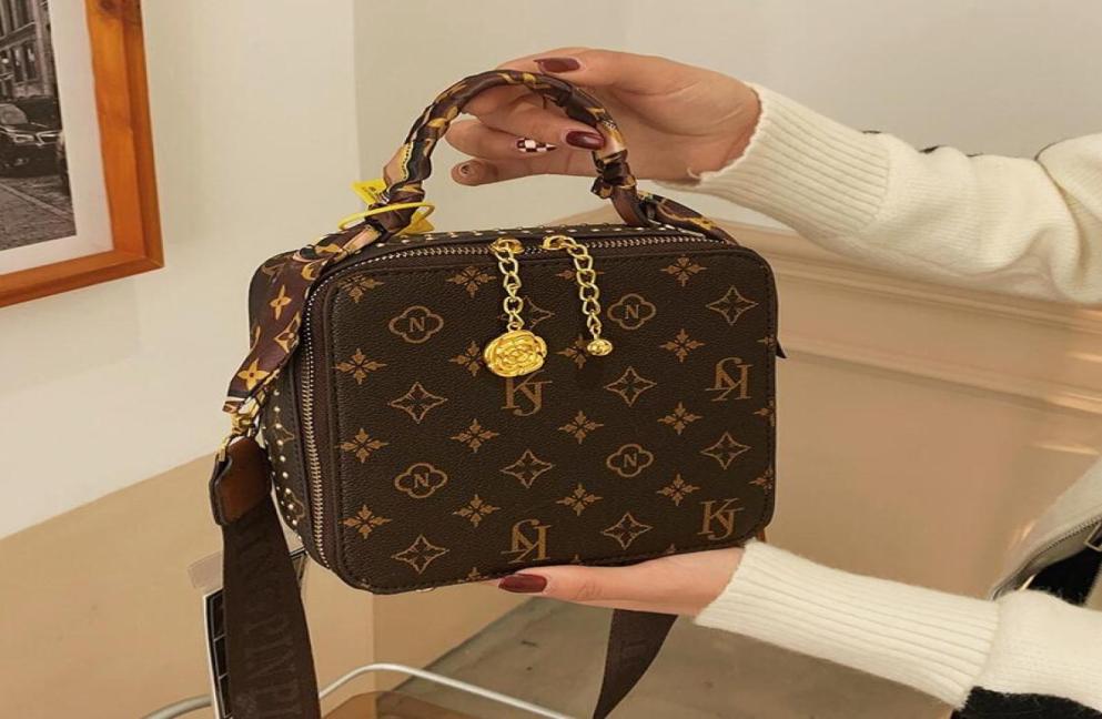 

Luxury design handbag family fashion versatile Tote Hand bags small square bag Single Shoulder Messenger Bag7335797, Sky blue