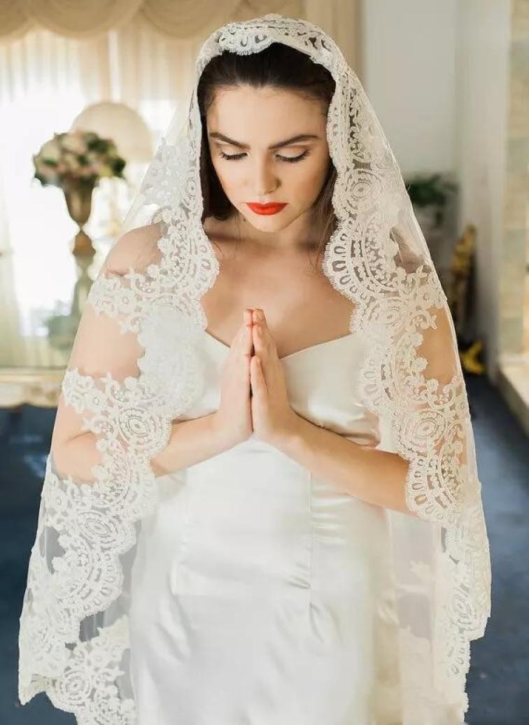

Lace 3M Long Luxurious Beautiful Bridal Veils Vintage Wedding Veils Elegant Bridal Accessories Stunning Wedding Accessories V0835228336, Red