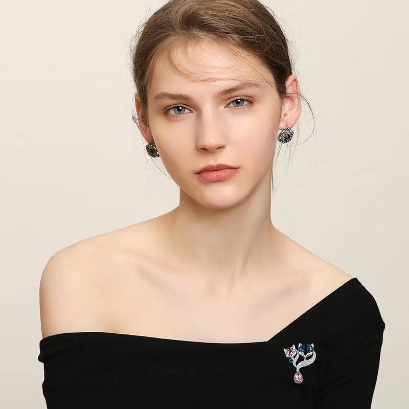 

Brooch female exquisite fox crystal retro brooch brooch temperament personalized versatile female cardigan suit simple accessories