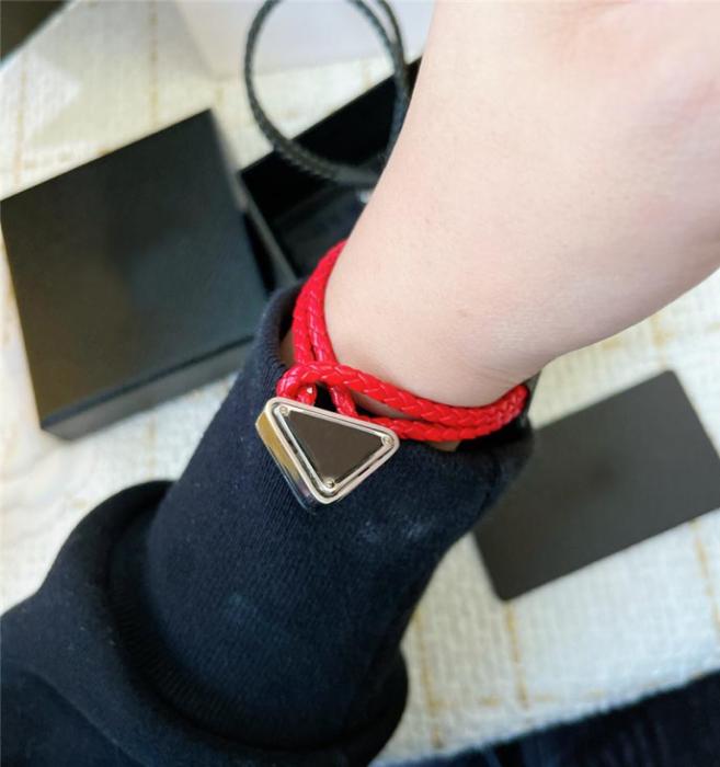 

Brand Men Womens Designer Leather Bracelet Luxury Designers Jewelry High Quality Couple Classic Triangle Pendant Fashion Leather B7293785