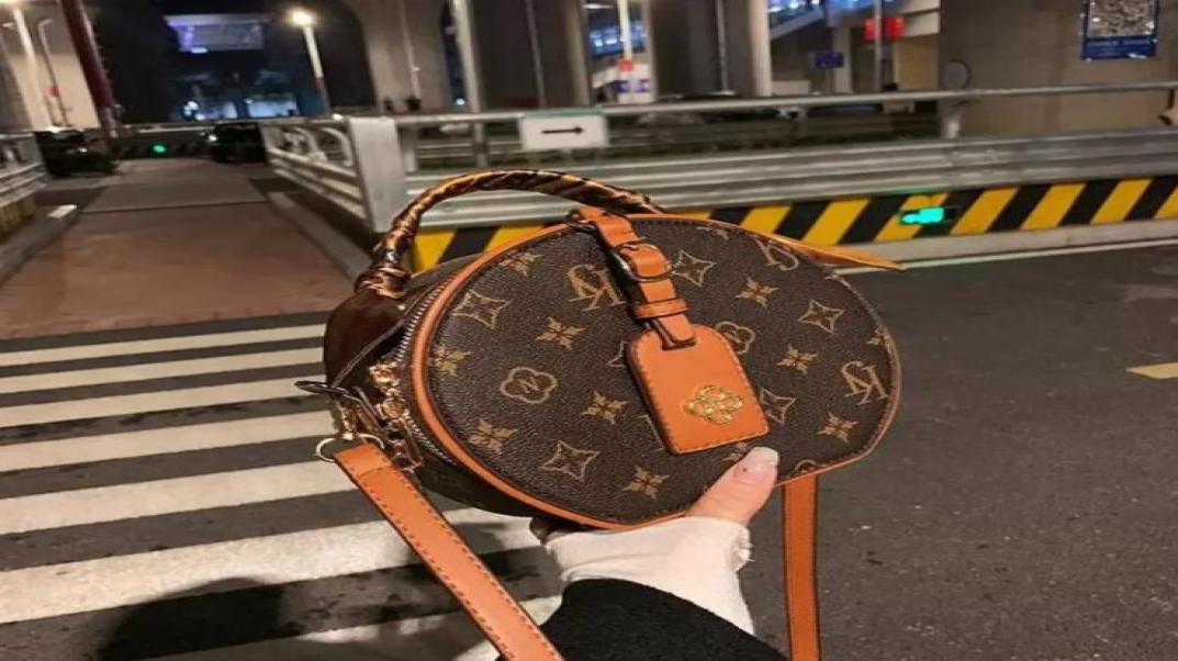 

2022ss New Style Lady Fashion Bag Patchwork Genuine Leather Classic Retro Allmatch Simplicity Twocolor Stripes Round Cake Should5689591, Dark grey