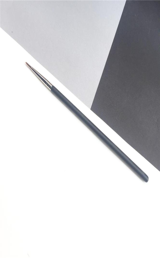 

210 Precise Eye Liner Brush ExtraFine liner Perfect Control for upper and lower lining Makeup Eye Brush7112201