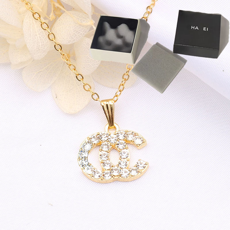 

With BOX Luxury Designer Double Letter Pendant Necklaces 18K Gold Plated Crysatl Pearl Rhinestone Sweater Necklace for Women Wedding Party Jewerlry Accessories