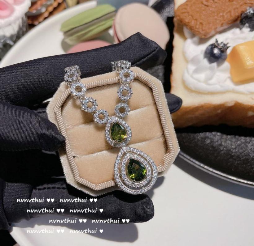 

Lake Light Water Shadow Olive Green Water Drop Gemstone Necklace Designer 18K Gold Plated Goose Yellow Geometric Earrings4425499