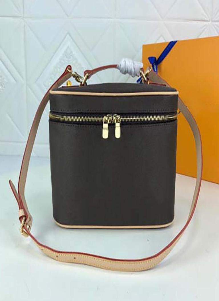 

Makeup Bag Cosmetic box Fashionable womens toilet bag with long shoulder strap High quality handbag make up Toiletry Bags Designer3790117, Brown