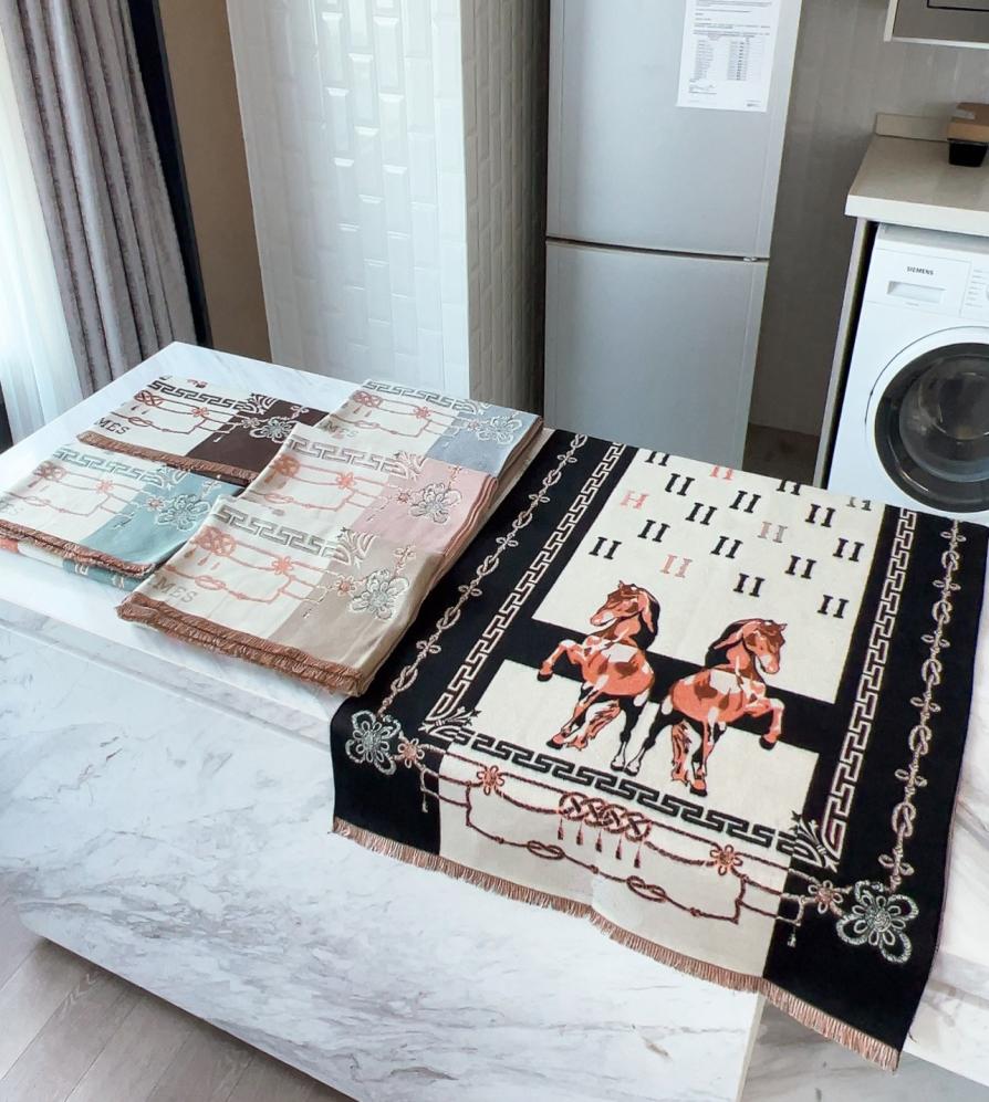 

Luxury Designer Scarves Women039s Versatile Fashion Design Scarf Winter Wool Shawl Unisex Letter Horse Element Long Shape Cashm4027088