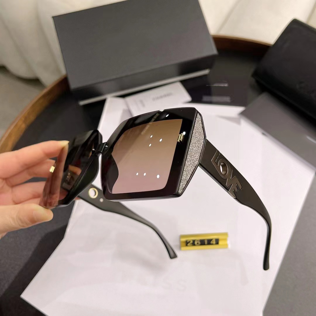 

Luxury designer fashion classic sunglasses for men and women Outdoor UV resistant leisure tourism sunglasses with letters