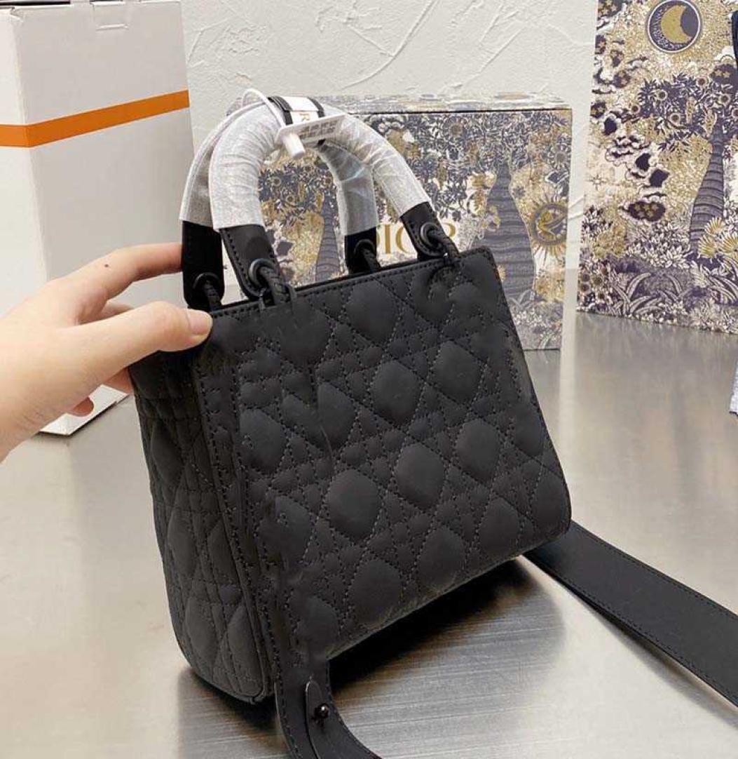 

Whole P Luxury Designer Brands Shopping Bags Women Triangle Label Waterproof Leisure Tra8031185, Red