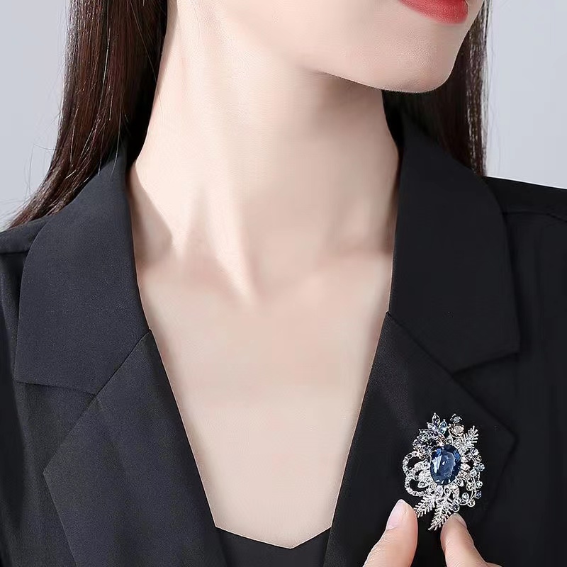 

Black and white paired with high-end luxury crystal flower brooches from Europe and America, elegant and atmospheric female temperament, brooch coat, corsage suit
