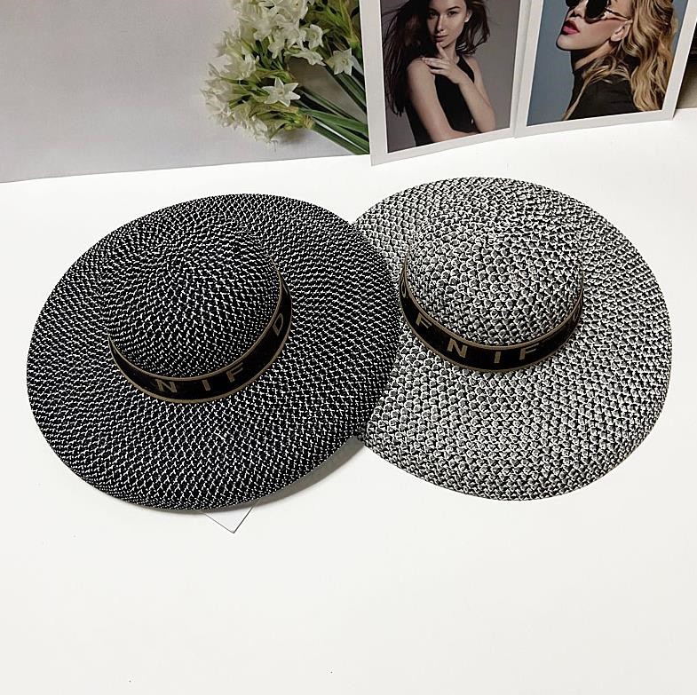 

2023 Luxury designer Alphabet Bent wavy hat men's hip hop sun Visor grid men's and women's straw hats fashion top Hat H1