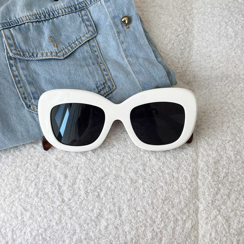 

Fashion Frames New French Sweet Middle Ancient Cat Eyes Rice Nails Bean Paste Powder Large Frame Hot Girl Sunglasses 3994