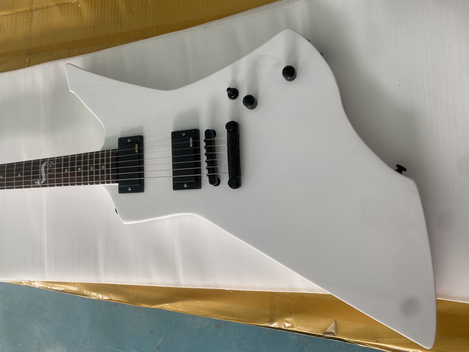 

LTD Snakebyte Metallic James Hetfield Snow White Explorer Electric Guitar 9V Battery Box, China Active EMG Pickups, Mahogany Body, Black Hardware, Snake Inlay