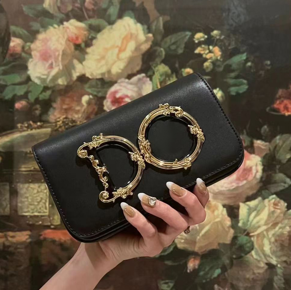 

Womens designer vintage black clutch Bag Genuine Leather Shoulder Flip toiletry Bags luxury girl speedy tote handbag baguette bags mens chain gym Cross body hand bag, Pink