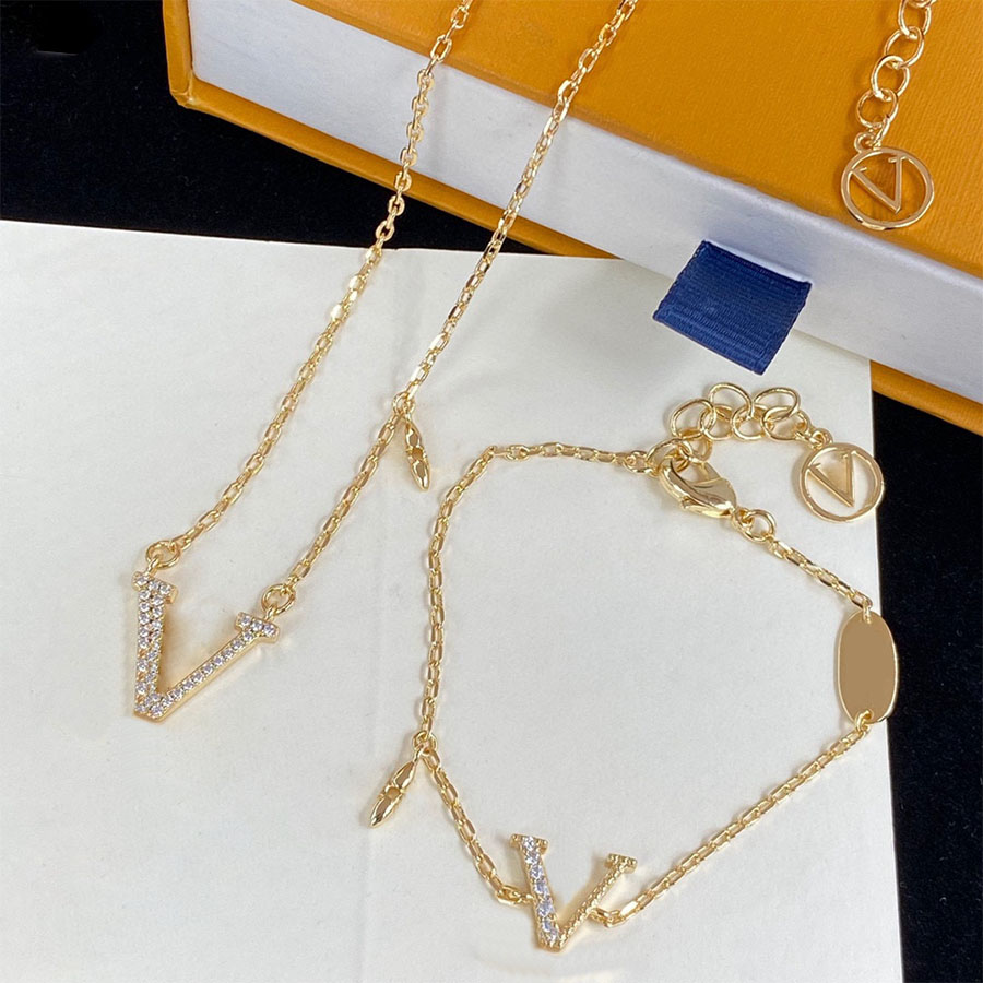 

Designer Women's Pendant Necklace Elegant Necklaces Wedding Jewelry Stone Bracelet Earring Suit Letters Party Gift