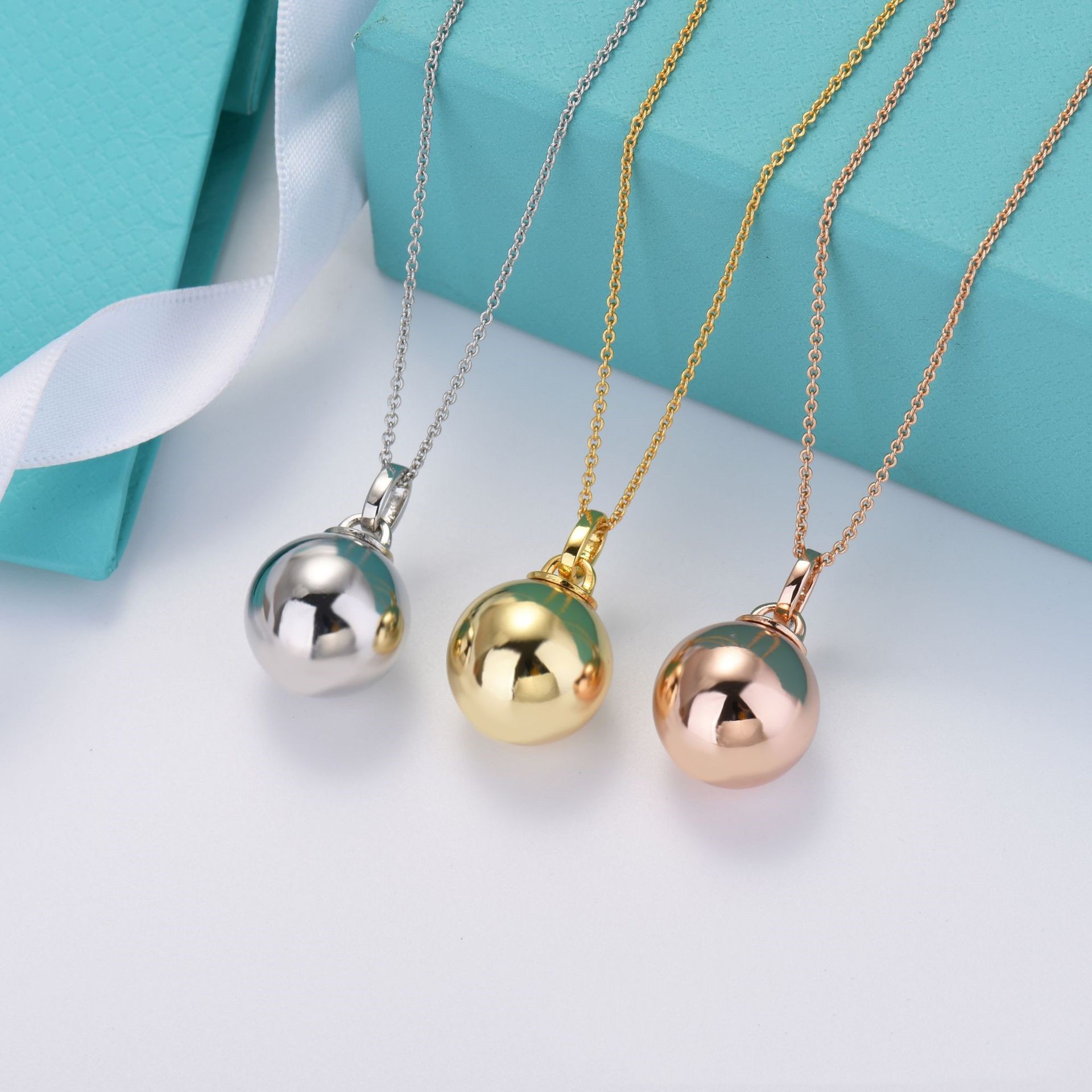 

High-quality T home new golden ball women's fashion necklace 18K European and American style design, Silver
