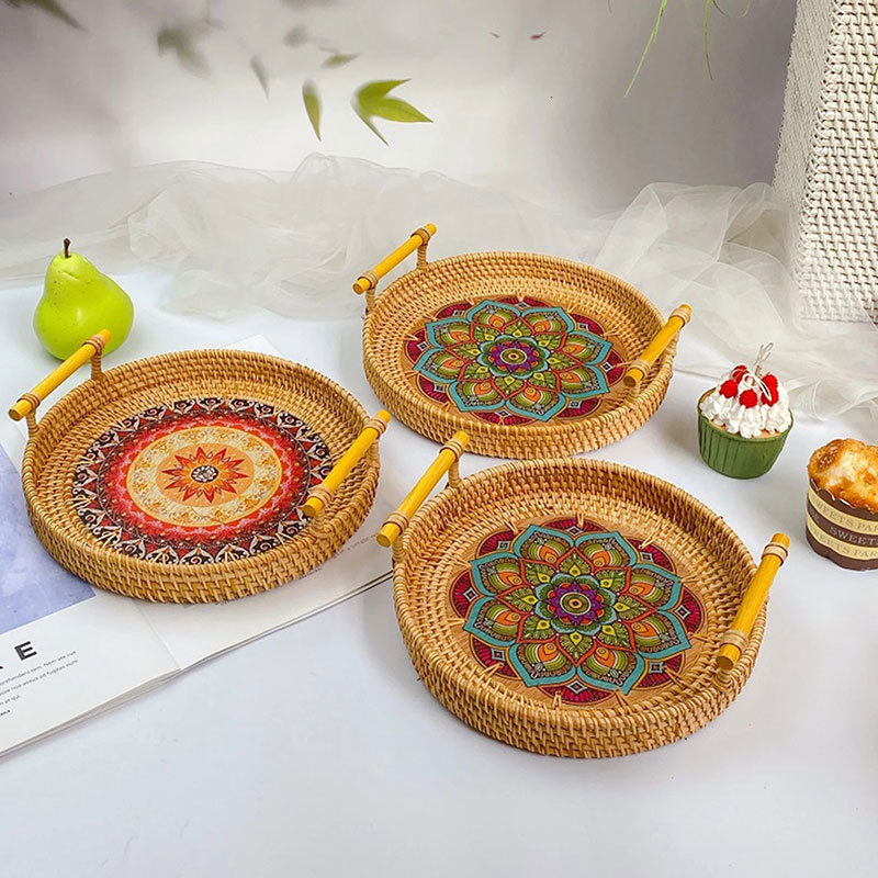 

Decorative Plates Handwoven Rattan Tray Bread Woven Storage Baskets Fruit Cake Snacks Round Picnic Basket Dinner Serving Trays Kitchen Supplies 230529