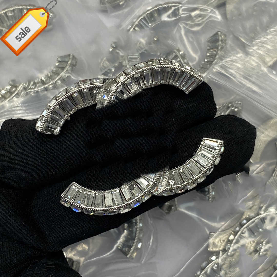 

High Quality CCity Pins Brooches Various New Internet celebrity Women C Brooche Fashion Designer Pins Tassels Pearl crystal Woman Accessories For dinner Party 1534