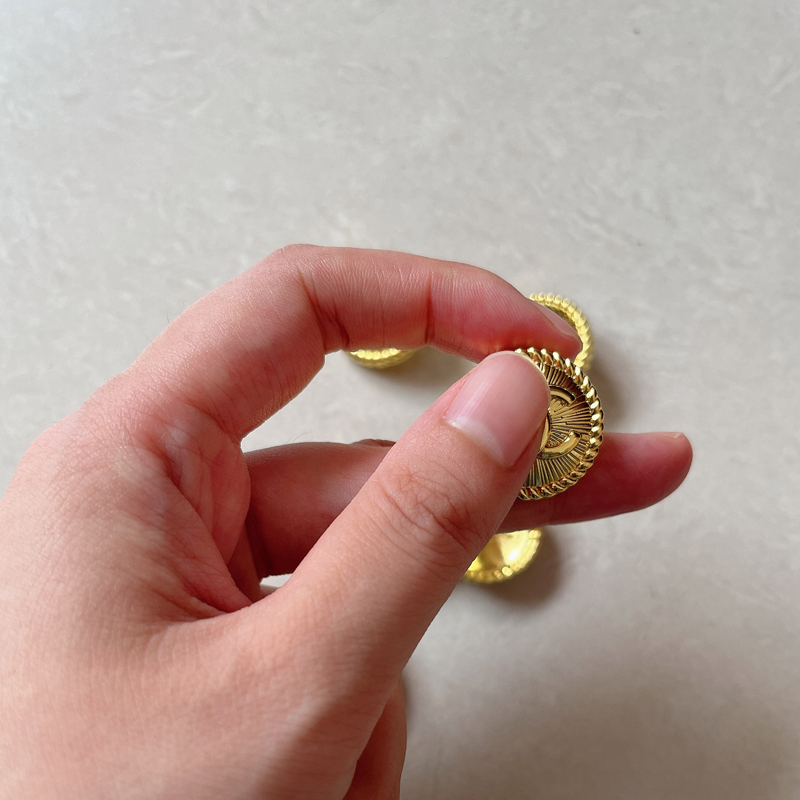 

Metal Round Letter Buttons with Stamp Special Letters Diy Seing Button for Shirt Coat Sweater Clothing Accessories