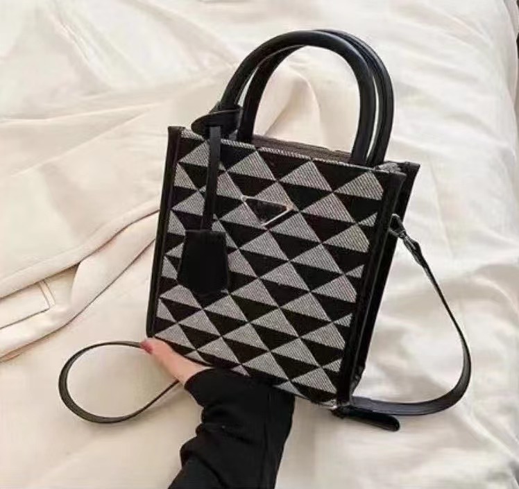

Luxurys Designer Classical Triangle label tote Crossbody bag Womens Shoulder bag Banquet Shopping Wedding Leisure Business Package latest model, Customize