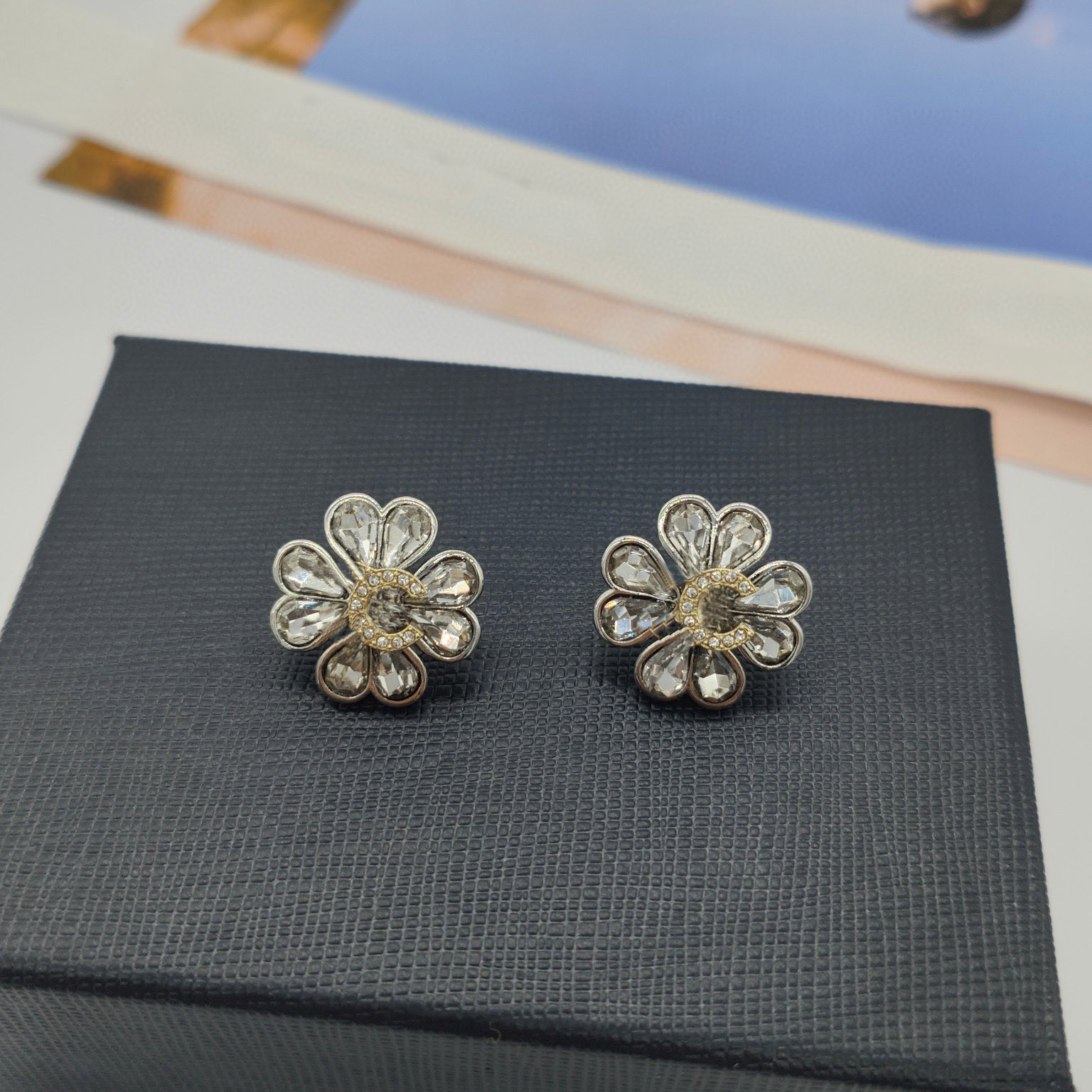 

2023 Luxury quality flower shape Charm stud earring with diamond and black color design have box stamp PS7988A