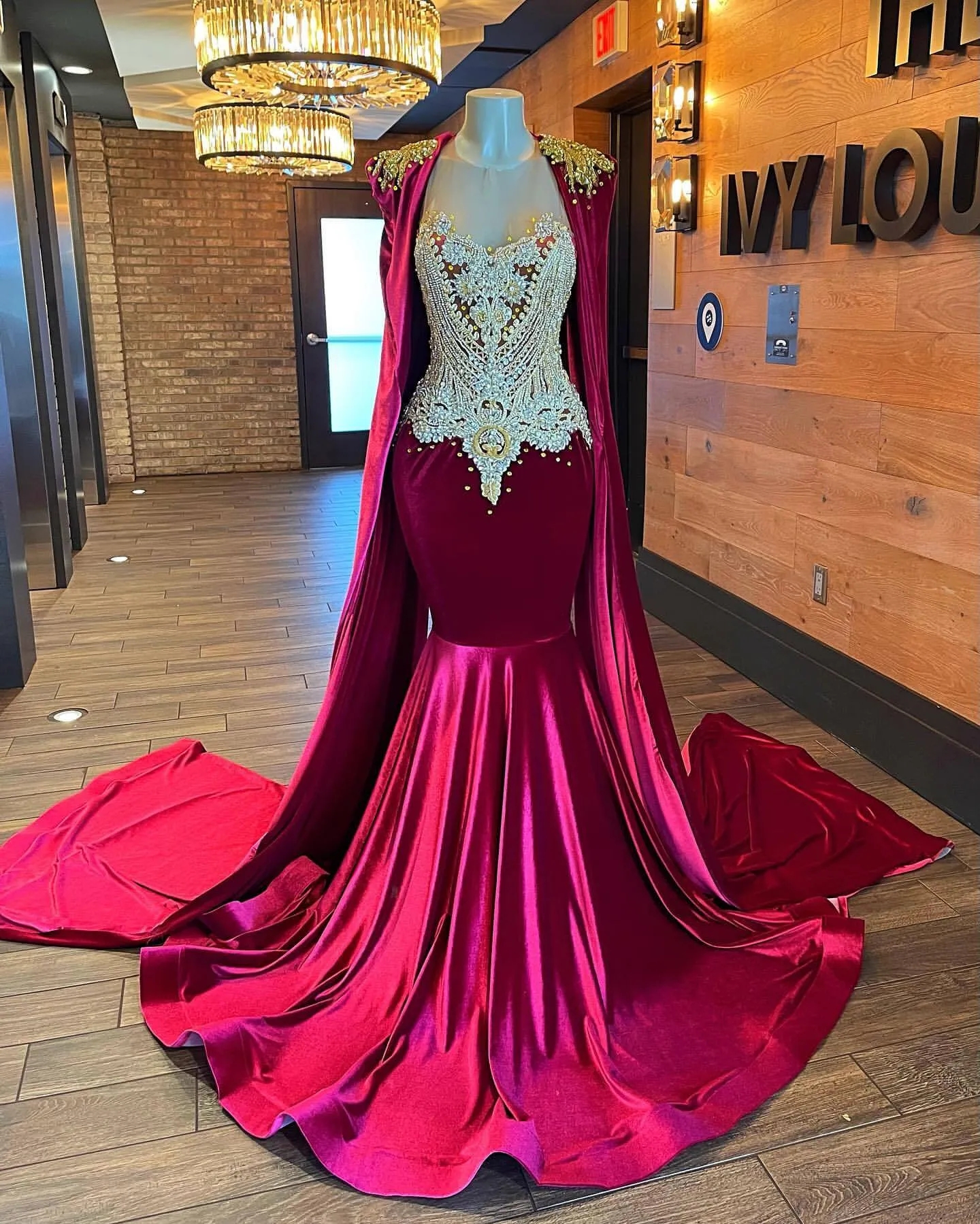Robe de bal de sirène de veet rouge 2024 avec une cape en strass