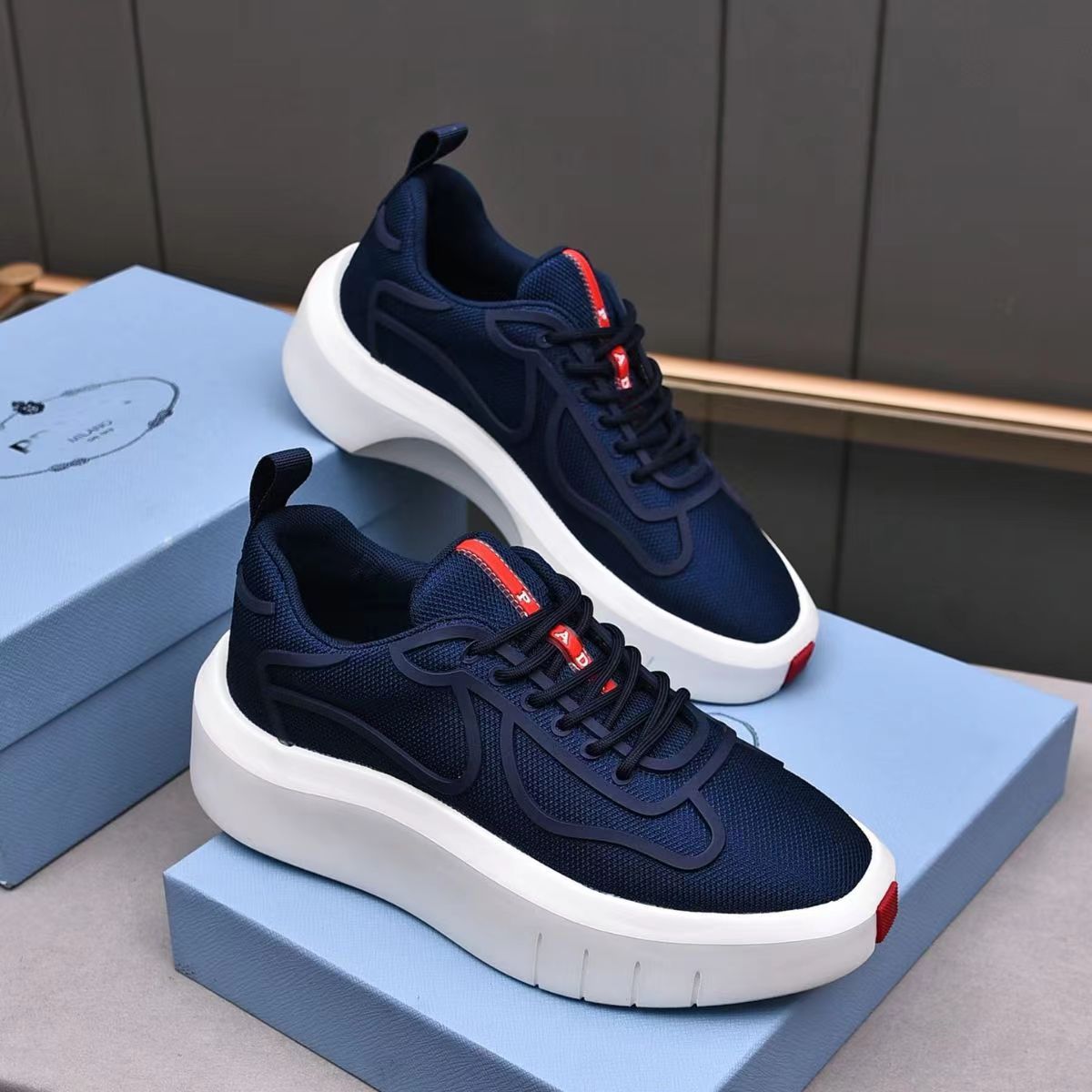 Marque de mode Casual-élégant hommes chaussures de skateboard à fond épais Macro Re-Nylon cuir brossé confort homme marche en plein air avec boît