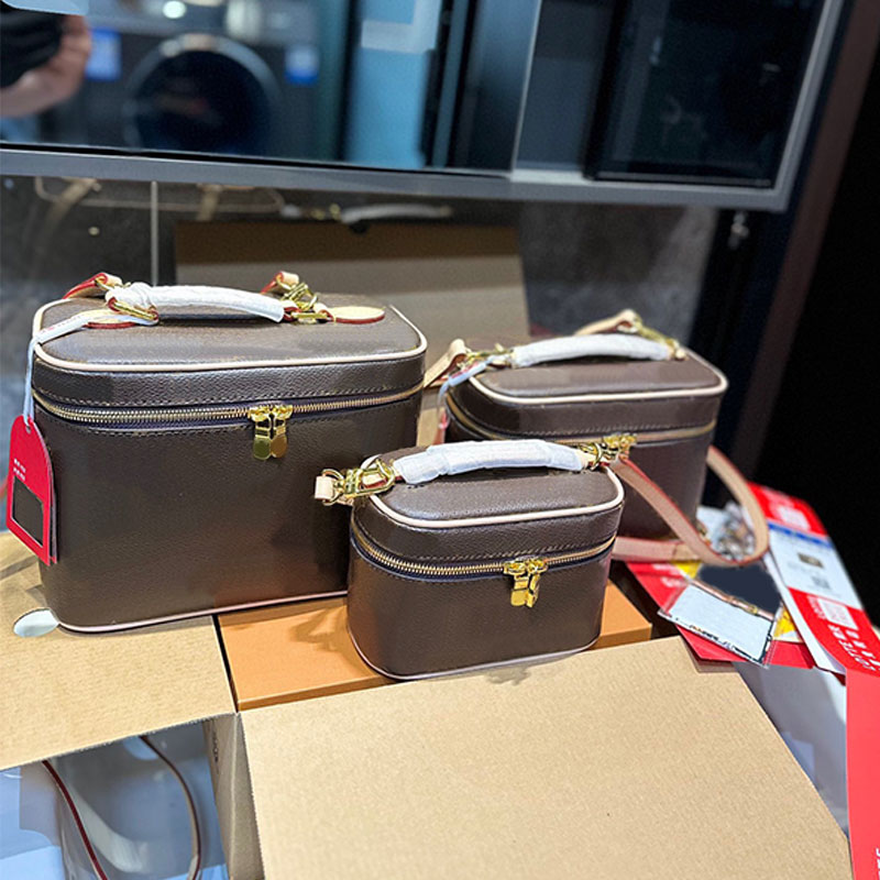 Cosmetic Bag Large Handbag Designer Tote Shoulder Bags Cowhide Grain Genuine Leather Gold Metal Zipper Top Quality Fashion Letter Print Three Siz