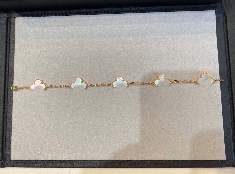 2024 Qualité de luxe V Matériel d'or Charme Bracelet de bande punk avec coquille de nature blanche pour les femmes cadeau de bijoux de mariage on