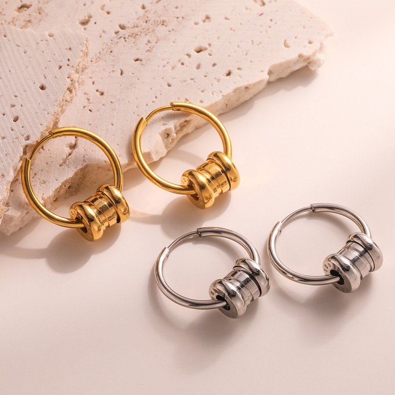 Boucles d'oreilles créoles bijoux de mode en gros en acier inoxydable 18 carats plaqué or blanc / jaune lettres cercle boucles d'oreilles pour ho