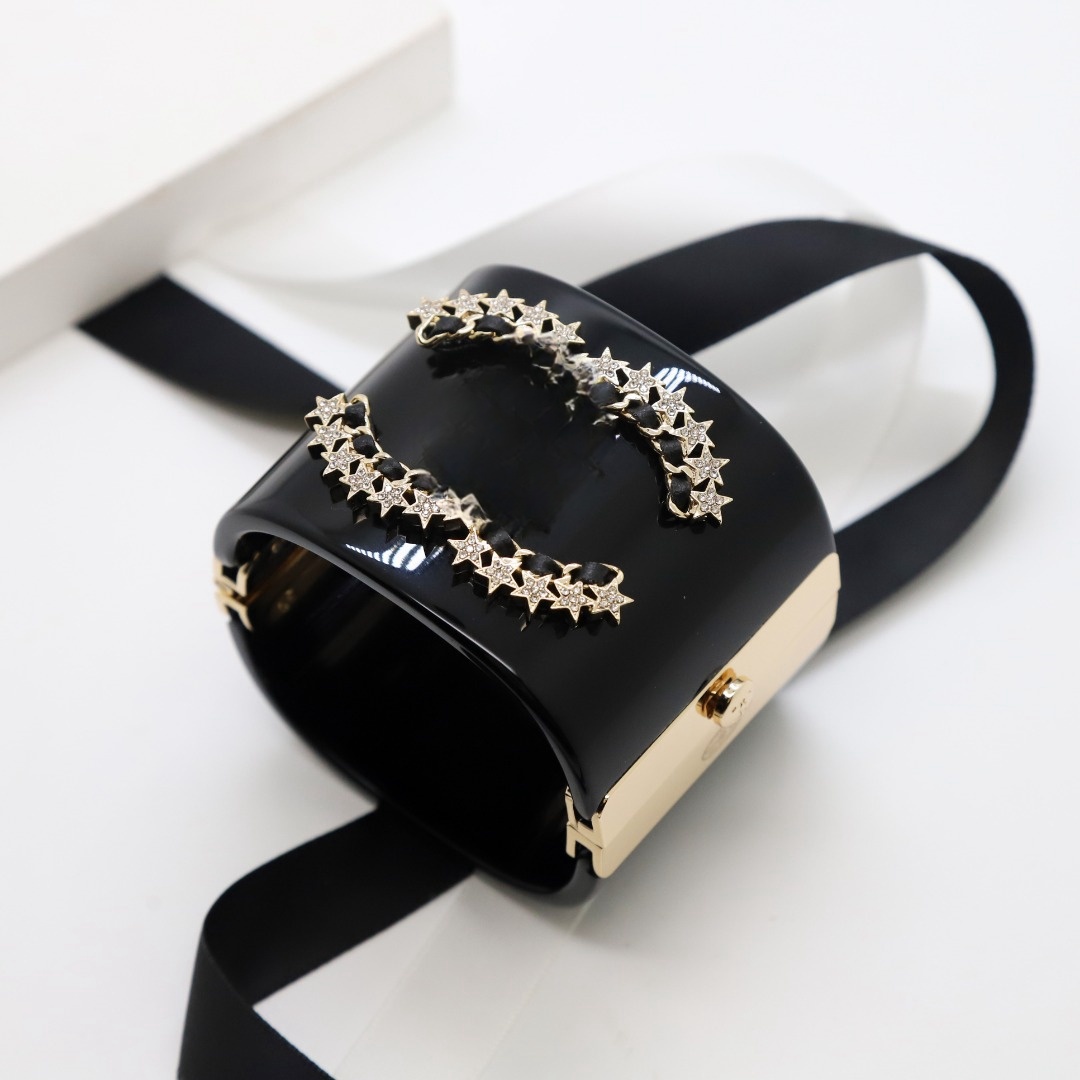 Exaggerated Atmosphere Luxury Acrylic Small Incense Double Wear Leather Rhinestone Card Buckle Type Women's Decorative Bracelet-image-929146660