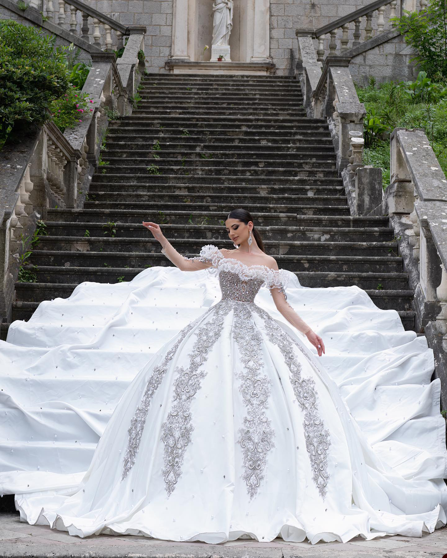 Luxury Ball Gown Wedding Dresses Long Sleeves Bateau Sequins 3D Lace Applique Ruffles Beads Pearls Diamonds Bridal Gowns Plus Size Custom Made Ve