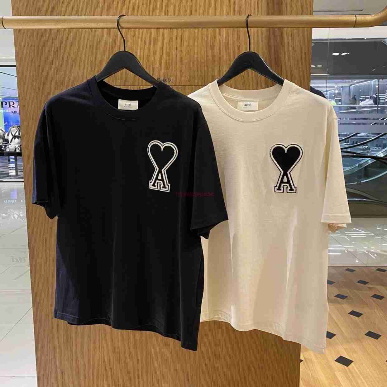 

Ami Designer Fashion Clothing Tees Tshirts 3 Standard Ami 2023 Big Love Badge Short Sleeve Cotton Versatile Round Neck Couple Loose T-shirt, Black white heart