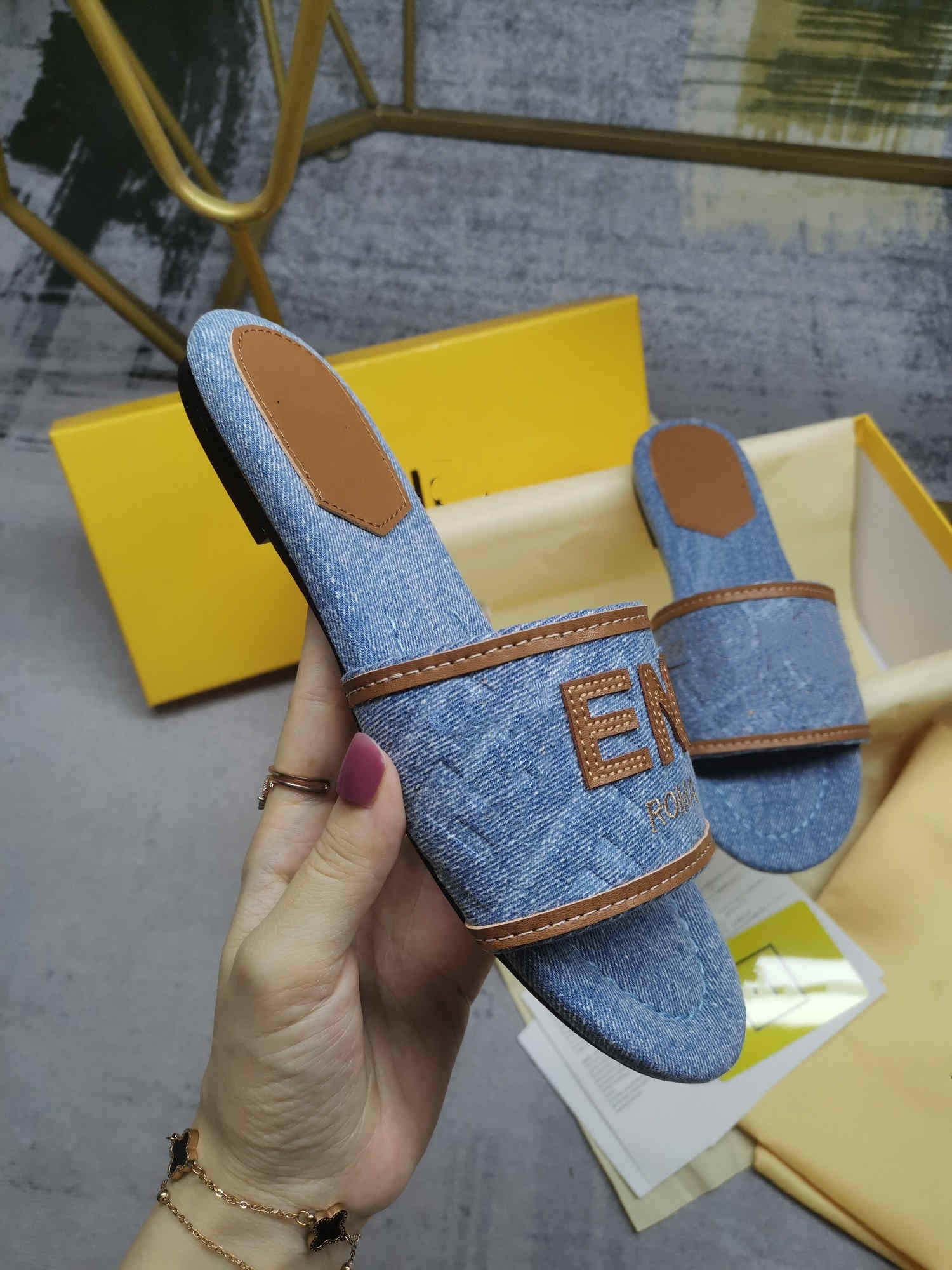 

New Brand Sandals Classic Style with Canvas Embroidery Sizes 35-42 with Box