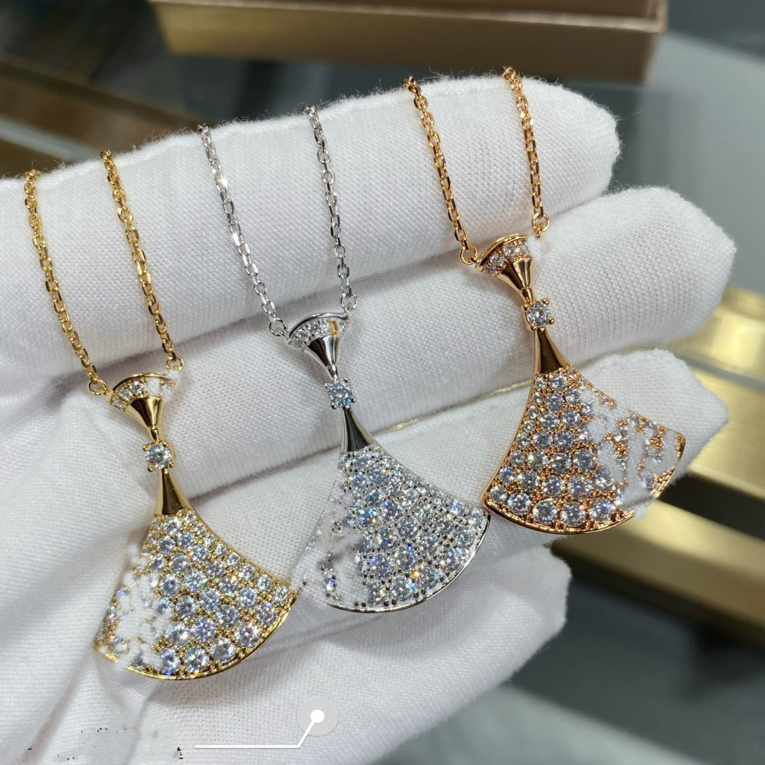 

Designer women's metal necklace dress High quality pendant Classic choker Steel jewelry Best gift