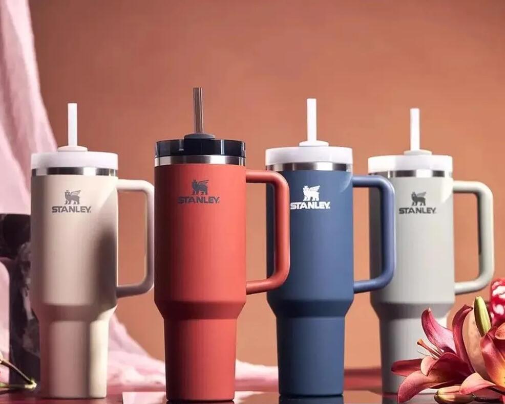 

With Stanley Logo Quencher H2.0 40oz Stainless Steel Tumblers Cups With Silicone Handle Lid And Straw 2nd Generation Big Capacity Car Cups Water Bottles 0703, Multi-color