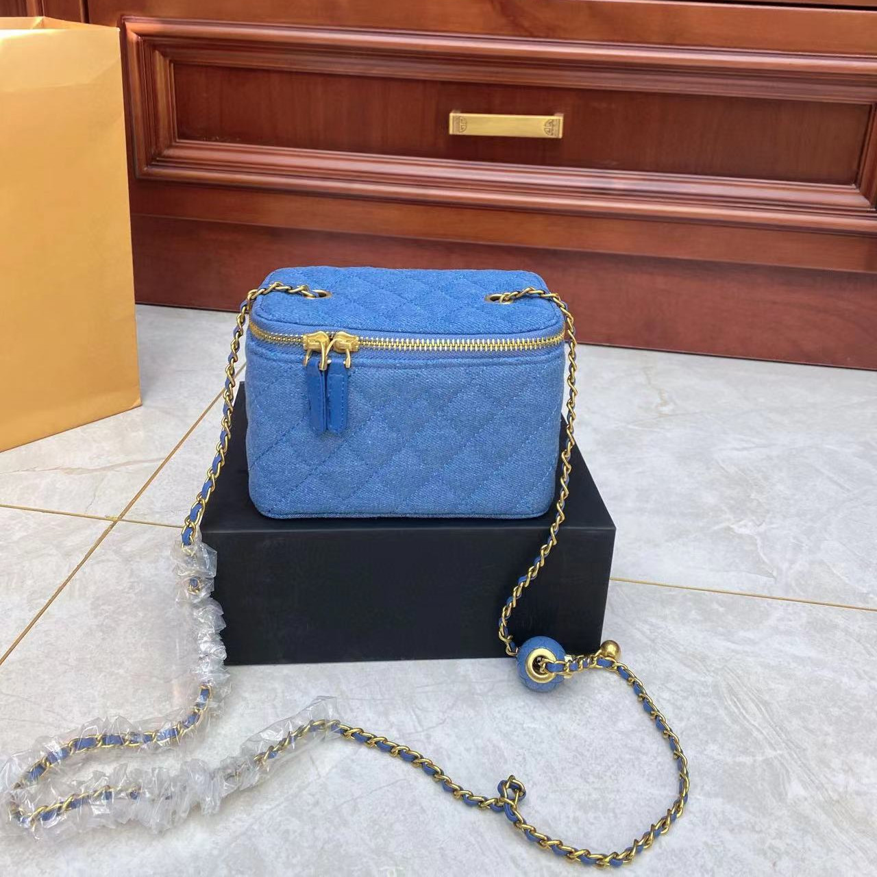 

Channel Designer Mini Golden Ball Lingge Box Bag Women's Handheld Makeup Bag Denim Mouth Red Bag Travel Wash Bag One Shoulder Crossbody Handbag