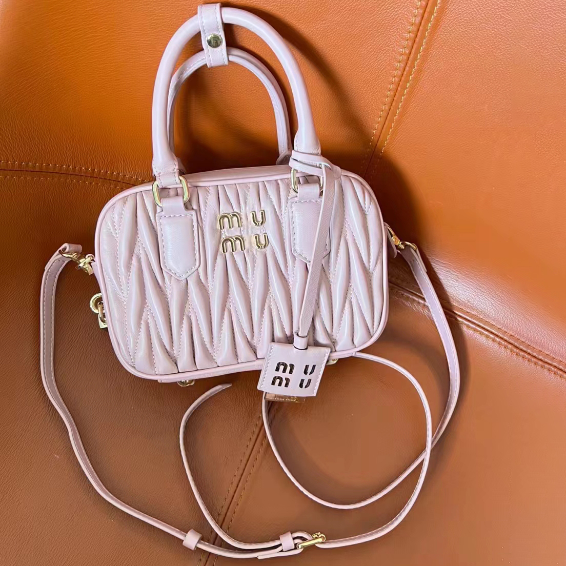

mens camera Miui Miu bag Matelasse bowling luxurys Women Designer Shoulder Bag metal sign Crossbody leather purse wash bag Totes Clutch Bags handbag top handle bag, Pink