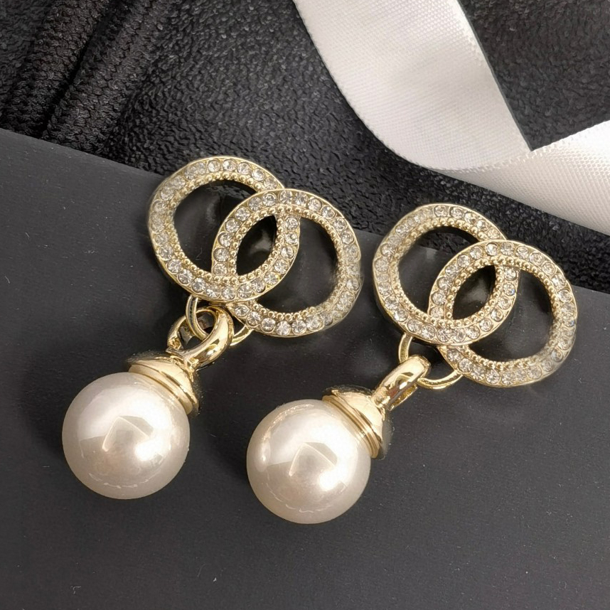 

Earrings designers for women Charm Luxurys ladies earrings solid color pearl letter earring versatile fashion casualearrings dinner weddingearrings very nice