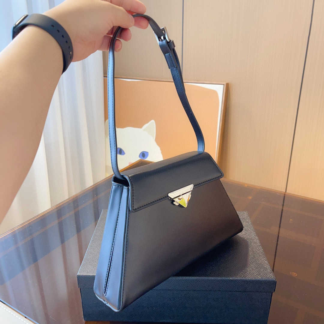 

Brand designer's armpit triangle bag FW runway style solid color single shoulder handbag daily versatile storage bag