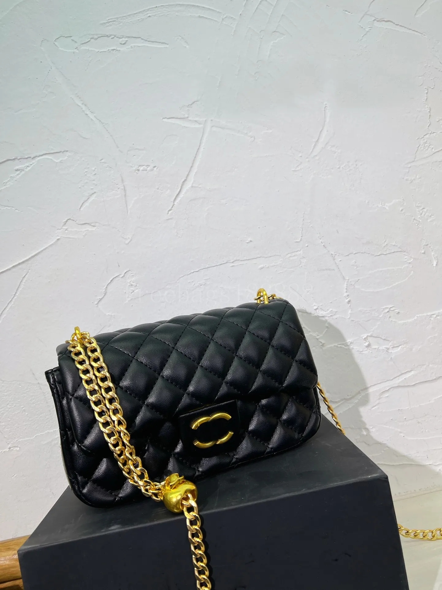 

Designer bag Shoulder Bag Crossbody Bag Women's handbag Size 20*13cm Various styles available Large metal label oxidized leather shoulder bag sealed folding gift box, Cha21