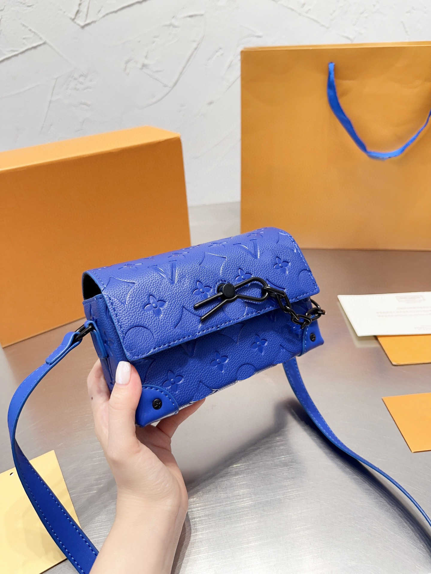 

2023 New Crossbody Bag High Appearance Level Dark Blue Full Leather Embossed Design Summer Fashion Simple Trend Fresh Small Box Unisex Bag 81746