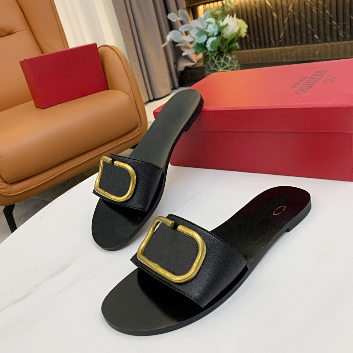 

2023 Summer new women's luxury designer casual open toe metal buckle decoration V flat slippers Fashion non-slip hollow out beach flip-flops 4 styles