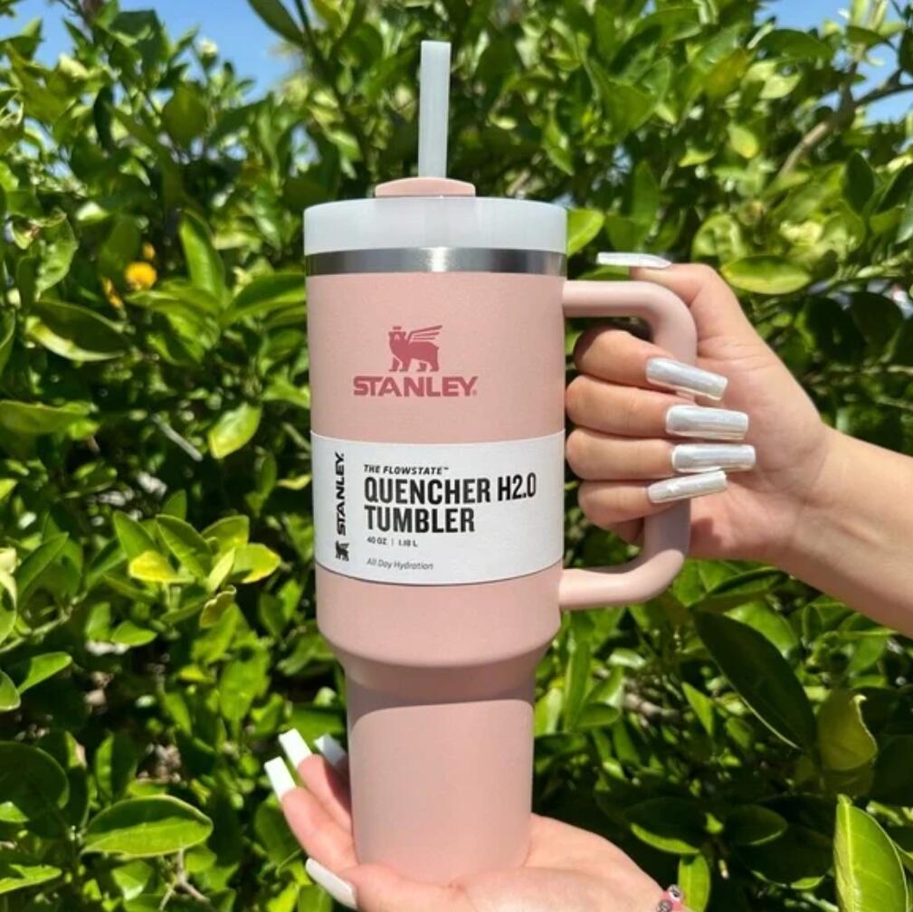 

With Stanley Logo PINK DUSK Limited Edition 40oz Quencher H2.0 Tumbler Coffee Mug Cup outdoor camping cup shinny stainless steel mugs DHL ship GJ0710599, 1:1 real with logo on top and bottom