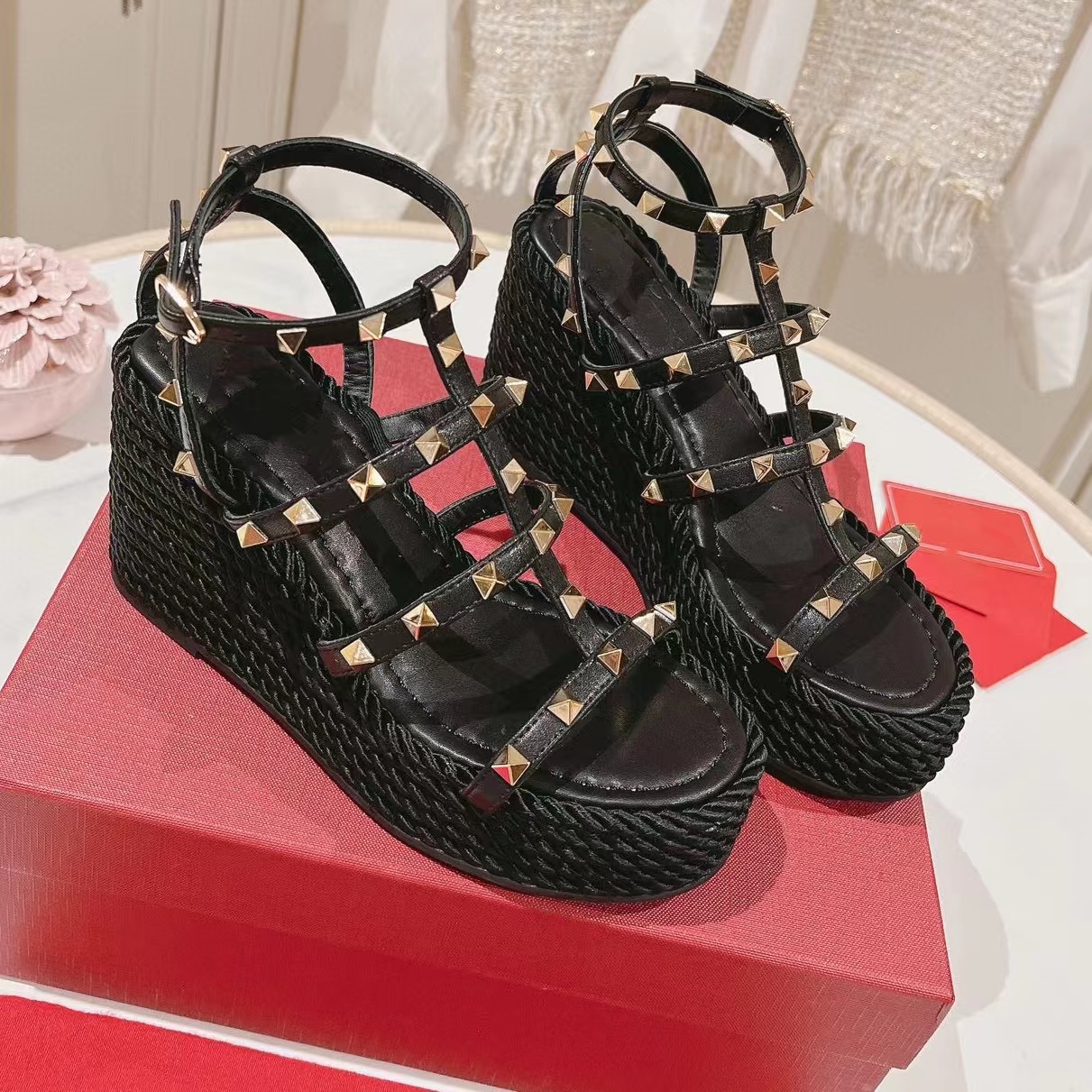 

top-level Women Luxurys Designers Shoes 10cm high heel balck patent leather buckled strap Cage heels sandals stiletto pointed toes ankle straps Dress shoes