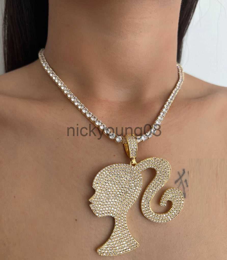 Pendentif Colliers Nouveau design fille tête Barbie Pendentif Colliers pour Filles Glacé 5A Zircon Cubique Belle Mignon Pendentif Charmes Collier
