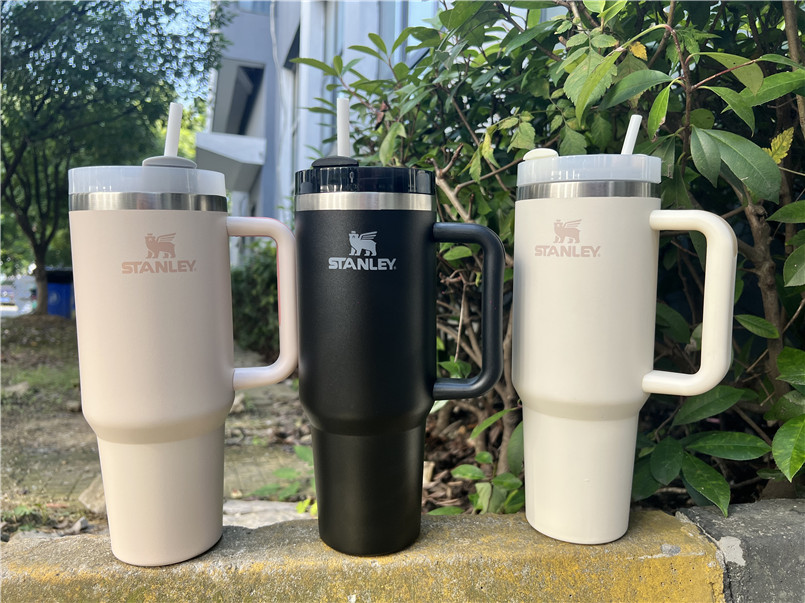 Stanley Logo Dune Quencher H2.0 Gobelets en acier inoxydable de 40 oz avec poignée en silicone Couvercle paille 2e génération Tasses de voiture C