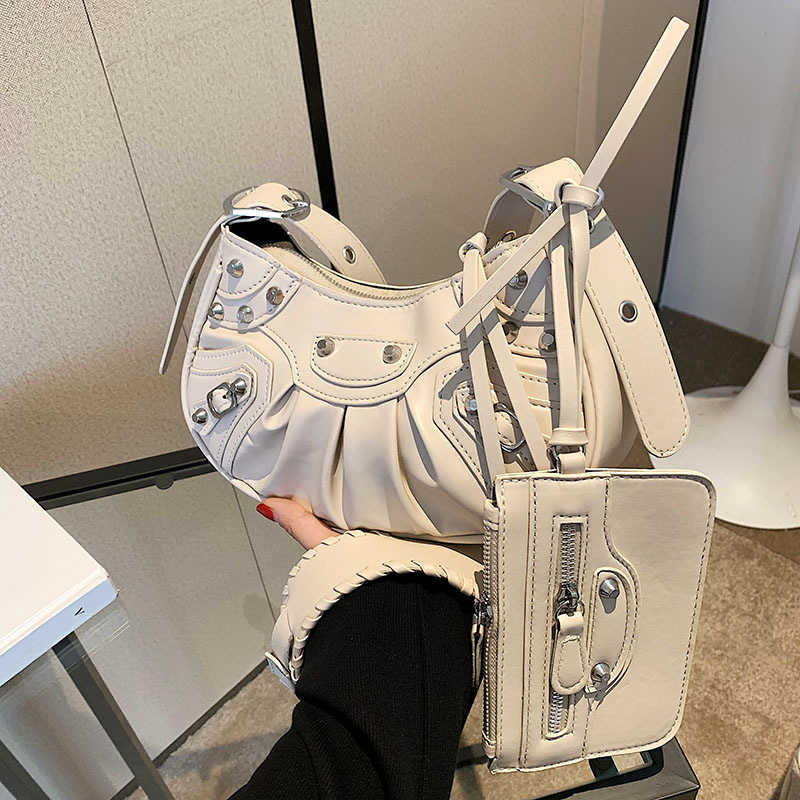 

Designer LE CAGOLE Underarm Bag Women's Solid Color Luxurys Pleated Riveted Nail Single Band Shoulder Crossbody Bag, Red15